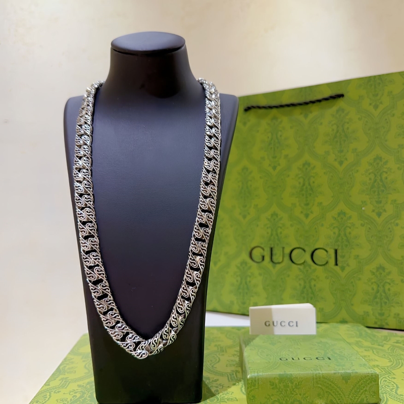 G*u*i necklaces